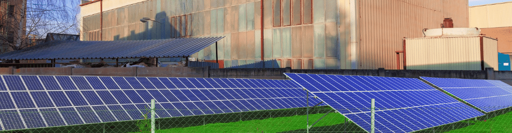 Des panneaux solaires sur un terrain professionnel